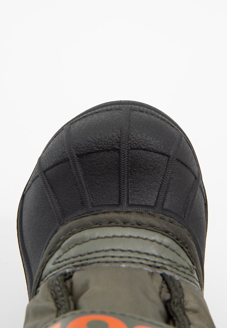 Wasserdichte Wanderschuhe mit einer schwarzen Gummikappe, grünem synthetischen Schaft, strukturiertem Oberflächen und lebhaftem orangem Logodetail.