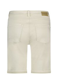 Beige denim shorts met opgerolde manchetten, met twee achterzakken en een leren label met merk aan de tailleband. Gladde textuur.