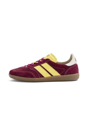 Basket en daim bordeaux profil bas avec des bandes jaunes, une languette jaune, des lacets grenat, un talon blanc et une semelle en gomme.