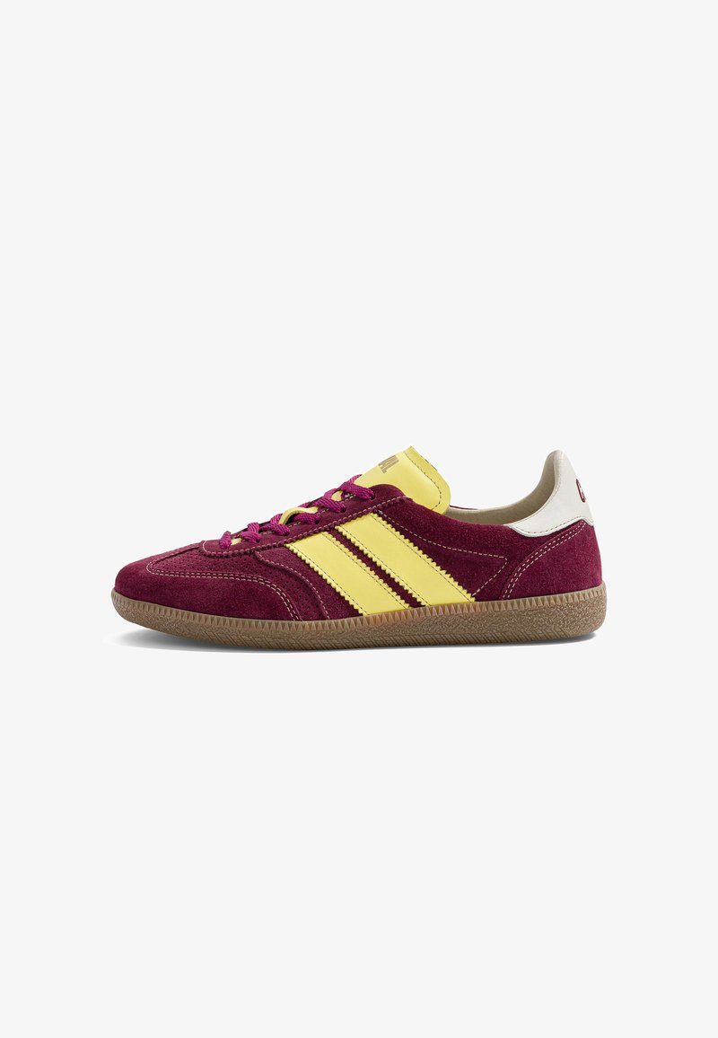 Basket en daim bordeaux profil bas avec des bandes jaunes, une languette jaune, des lacets grenat, un talon blanc et une semelle en gomme.