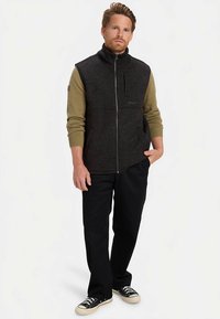 Męska kamizelka na zamek w ciemnoszarym i oliwkowym kolorze, wykonana z teksturowanej mieszanki wełny, z kieszenią na piersi z przodu oraz kieszeniami po bokach.