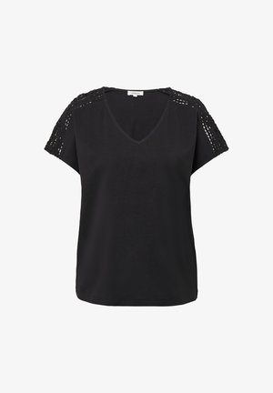 Blouse noire avec un décolleté en V, des manches courtes et des détails en crochet sur les épaules ; fabriquée en tissu doux avec une texture lisse.