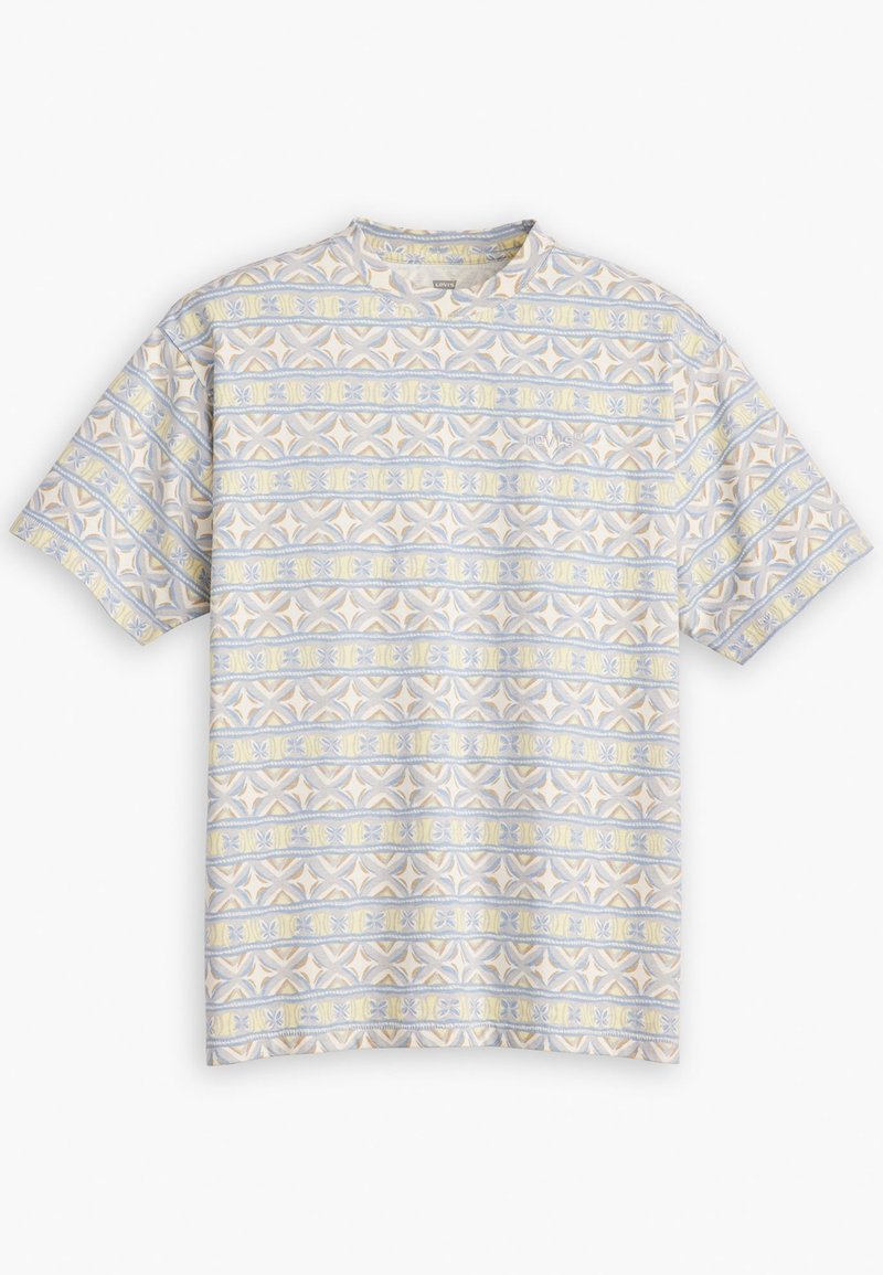 T-shirt à manches courtes et col rond avec des rayures à motifs géométriques beige clair, bleu et jaune sur fond blanc.