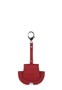 Portachiavi in pelle rossa testurizzata con moschettone, caratterizzato da un design arrotondato e da una chiusura a pattina. Il materiale ha una finitura a granuli.