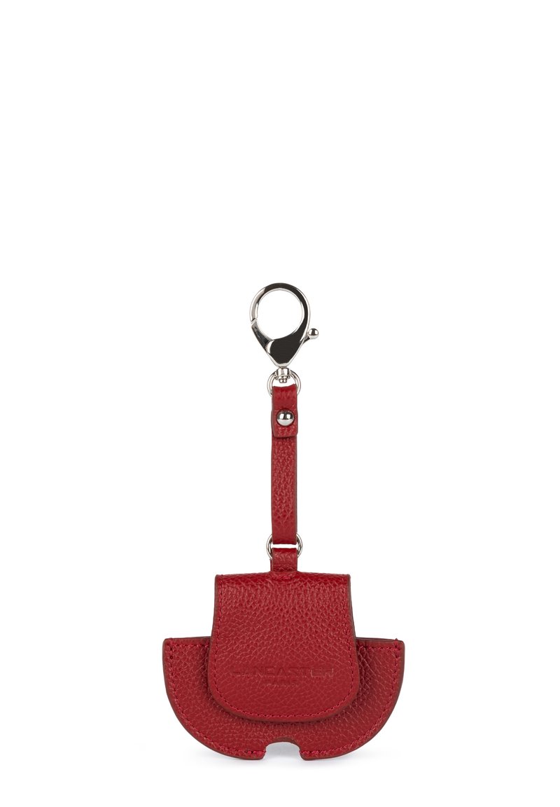 Portachiavi in pelle rossa testurizzata con moschettone, caratterizzato da un design arrotondato e da una chiusura a pattina. Il materiale ha una finitura a granuli.