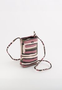 Konstrukčně navržená crossbody taška vyrobená z texturovaného materiálu; má vícebarevný pruhovaný vzor v růžové, zelené a černé barvě s dlouhým popruhem.
