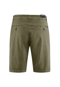 Pantaloni corti in cotone verde oliva con taglio dritto, dotati di due tasche posteriori con bottoni e una vita piatta. Tessuto liscio, design casual.