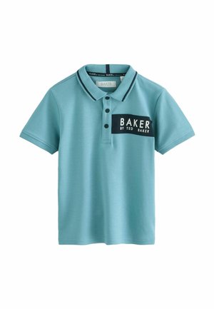 Hellblauses Polo-Shirt aus weichem Material, mit einem schwarzen Einsatz und weißem Text 'BAKER BY TED BAKER', zwei Knöpfen und geripptem Kragen.