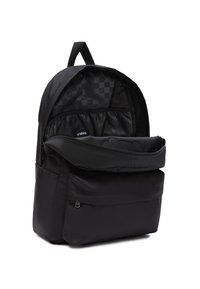 Mochila de tela negra con un bolsillo frontal con cremallera, forro de patrón a cuadros, correas ajustables y un compartimento principal con un soporte acolchado.