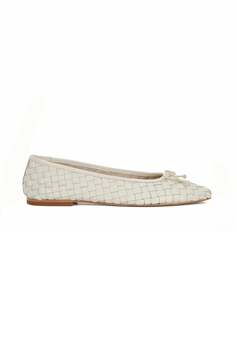 Witte geweven balletschoenen met een spitse neus, voorzien van een klein strikdetail aan de voorkant en een platte, lichtbruine rubberen zool.