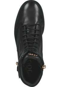 Bottine en cuir noir avec lacets à l'avant, fermeture éclair latérale, bout arrondi et boucle décorative dorée sur le côté.