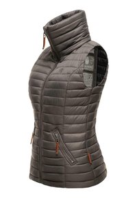 Grijze mouwloze vest met een hoge kraag, horizontale gewatteerde textuur, twee met rits afgesloten zakken met leren trekstangen in bruin, en zichtbaar label aan de binnenkant.