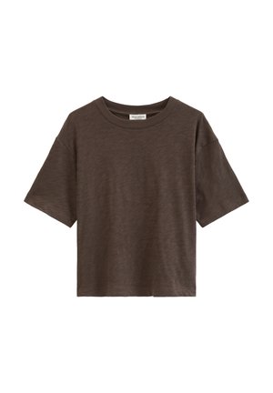 Camiseta marrón de manga corta con cuello redondo y dobladillo recto, hecha de tela texturizada, mostrada sobre un fondo blanco.