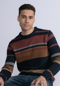 Gebreide trui met ronde hals en horizontale strepen in bordeaux, marineblauw, grijs en tan. Textuurstof met ribgebreide mouwen en zoom.