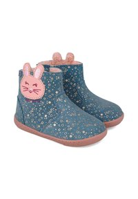 Botas infantiles azules con un interior suave, con una aplicación de cara de conejito rosa y patrones de puntos dorados en el exterior. Suela de goma.