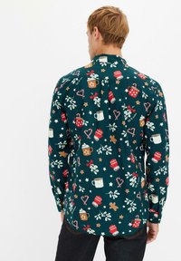 bonprix LANGARM MIT WEIHNACHTSMOTIV - Camicia - green