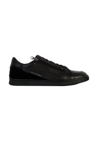 Sneaker in pelle nera con texture liscia, chiusura con lacci davanti, zip laterale, branding sottile e forma slanciata.