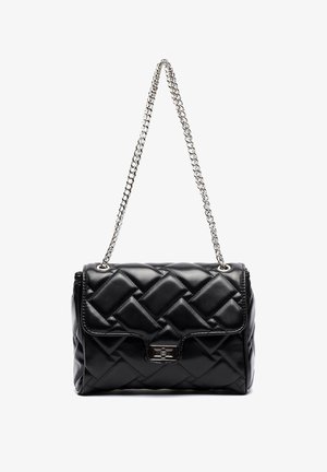 Bolso de mano de cuero acolchado negro con una correa de cadena plateada, que presenta un cierre de cerradura giratoria y un patrón de diamante acolchado en la parte frontal.