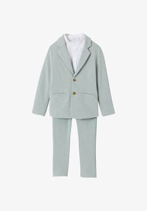 Hellgrüner taillierter Blazer und passende Hose über einem weißen Hemd mit Stehkragen, flach auf weißem Hintergrund ausgebreitet.