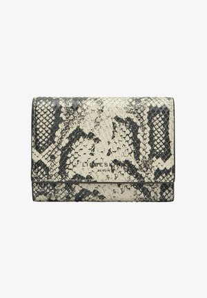 Schwarz-weißes Portemonnaie mit Schlangenmuster aus strukturiertem Kunstleder, mit einer Überschlagklappe und einem geprägten Logo auf der Vorderseite.