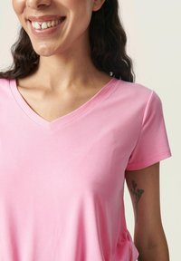 Soaked in Luxury COLUMBINE V-NECK - Jednoduché tričko - pastel lavender