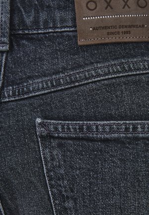 Donkerdenim jeans met een gestructureerde stof. Kenmerken een leren merklabel en contrasterende stiksels. Inclusief ontwerp van de achterzak.