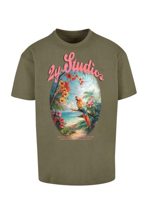 Tricou din bumbac de culoare verde măsliniu, cu un grafic colorat al unui papagal, flori tropicale și peisaj de plajă în interiorul unei forme ovale, cu text roz.