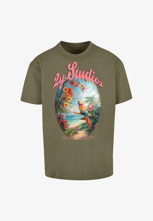 Olivgrünes Baumwoll-T-Shirt mit einem bunten Grafikdesign eines Papageis, tropischen Blumen und Strandlandschaft innerhalb einer ovalen Form, mit pinkfarbenem Text.