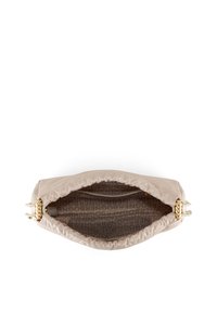 Borsa beige con un esterno morbido e testurizzato, caratterizzata da accessori decorativi dorati. La foderatura interna presenta un motivo a logo ripetuto.