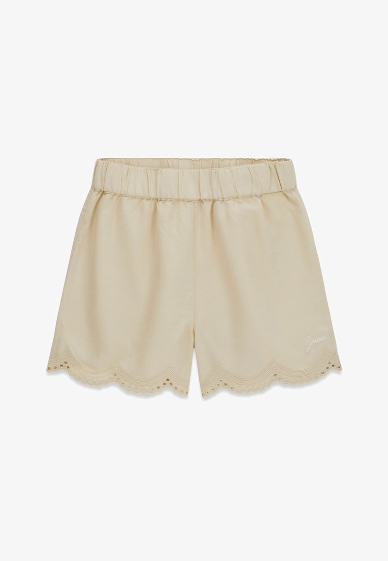 Short beige à taille élastique avec ourlet festonné et détails œillets, logo brodé "Guess" en bas à droite.