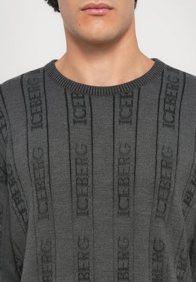 Grau gestrickter Pullover mit strukturierten vertikalen Mustern und "ICEBERG" in dunklerem Grau geprägt, klassischer Rundhalsausschnitt.