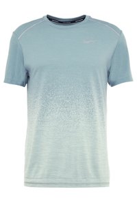 Lyseblå Nike løbet-shirt med korte ærmer, med et gradientmønster og subtil tekstur. Reflekterende detaljer på skuldrene.