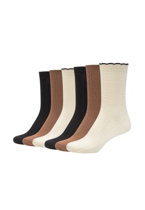 Six paires de chaussettes montantes en maille côtelée de couleurs noire, marron et crème, disposées côte à côte sur un fond blanc.