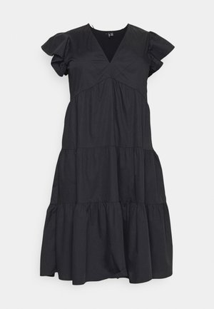 Robe en cotton noire avec un col en V, des manches courtes à volants et un ourlet en couches fluide. Texture lisse sans motifs ni détails matériels.