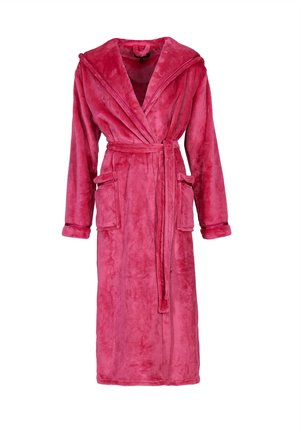 Bata de baño de forro polar rosa con capucha, cinturón y dos bolsillos frontales; textura suave con un corte largo y mangas anchas.