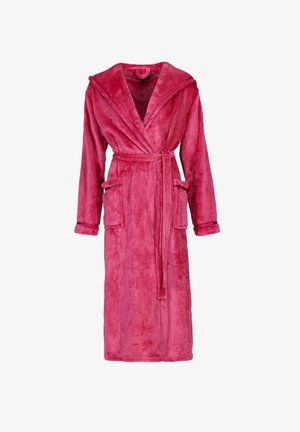 Bata de baño de forro polar rosa con capucha, cinturón y dos bolsillos frontales; textura suave con un corte largo y mangas anchas.