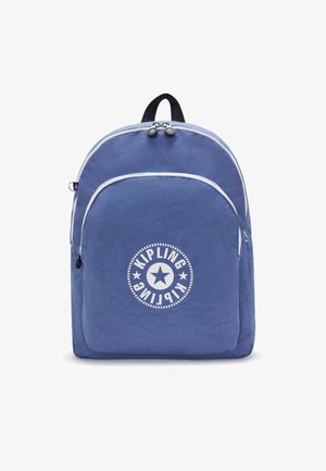 Zaino blu con superficie testurizzata, tasca frontale con zip, dettagli bianchi e un logo circolare con una stella al centro.