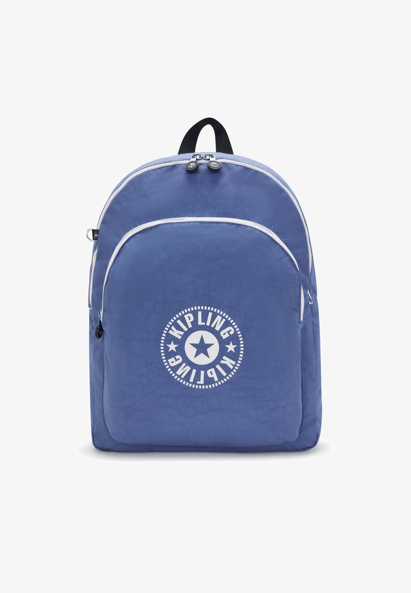 Sac à dos bleu avec une surface texturée, poche zippée à l'avant, accents blancs et un logo circulaire avec une étoile au centre.