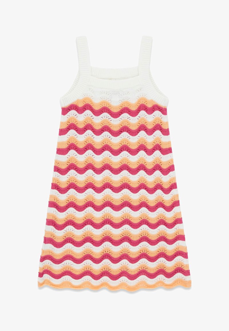 Robe sans manches en maille avec des rayures ondulées blanches, roses et pêche et un motif de dentelle ajourée, encolure carrée et larges bretelles.