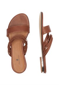 Bruine leren sandalen met een platte zool, voorzien van twee brede banden en gevlochten accenten voor extra textuur. Inclusief een metalen detail op de hiel.