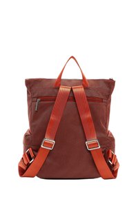 Rød tekstureret rygsæk med polstrede skulderstropper og top-håndtag, med en lynlåslomme foran og metalhardware-detaljer.