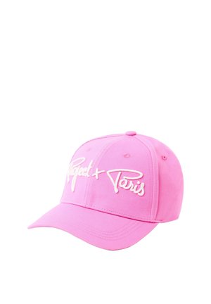 Casquette de baseball rose avec texte blanc brodé "Project x Paris" sur le devant, avec des panneaux cousus et une visière incurvée.