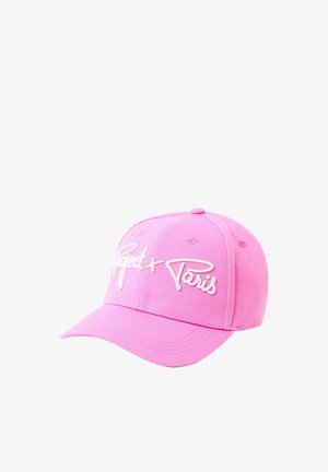 Casquette de baseball rose avec texte blanc brodé "Project x Paris" sur le devant, avec des panneaux cousus et une visière incurvée.
