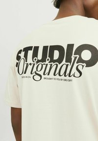 Jack & Jones JORVESTERBRO BACK SS CREW NECK  - Triko s potiskem - moonbeam