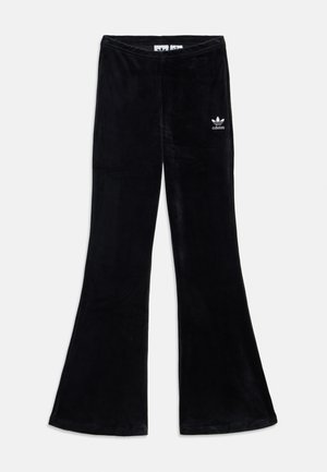 Čierne zamatové rozšírené nohavice s vysokým pásom. Na ľavom boku je biele logo Adidas. Mäkká textura s hladkým povrchom.