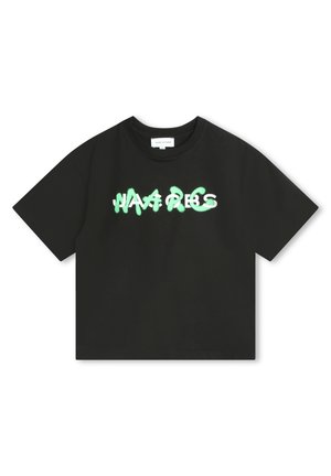 Czarny krótki t-shirt z krótkim rękawem z białym napisem "MARC JACOBS", częściowo zasłoniętym zielonym neonkowym bazgrołem na piersi.