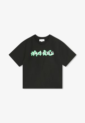 Czarny krótki t-shirt z krótkim rękawem z białym napisem "MARC JACOBS", częściowo zasłoniętym zielonym neonkowym bazgrołem na piersi.