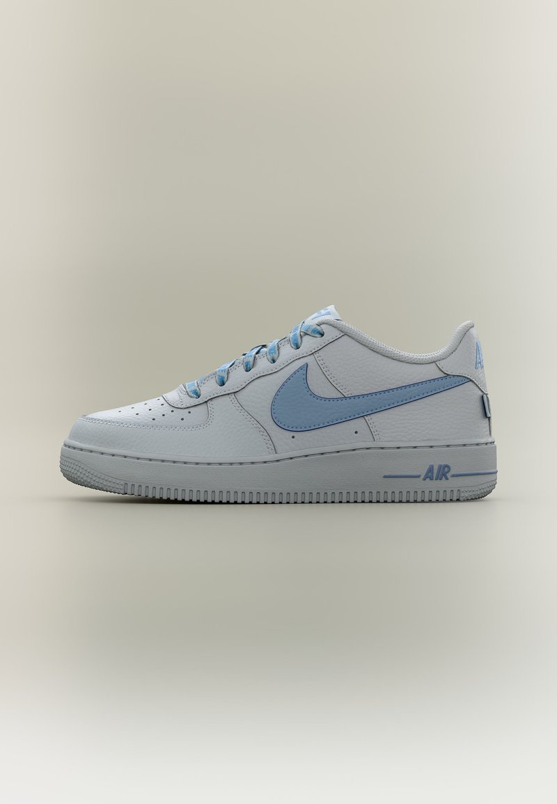 Baskets basses blanches Nike Air Force 1 avec virgule, lacets et marquage "AIR" sur la semelle intermédiaire en bleu clair, sur fond neutre.