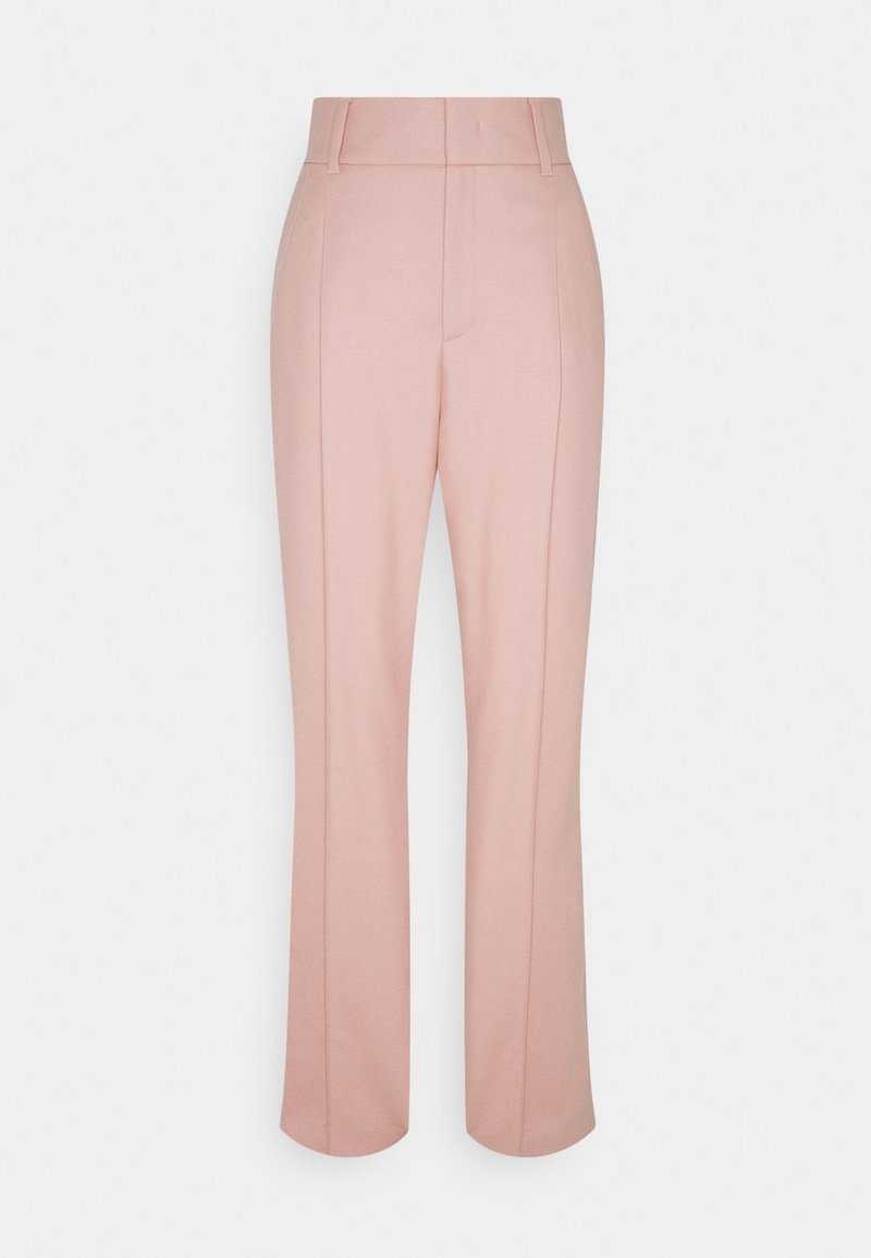 Högmidjade, raka byxor i mjuk rosa tyg med framfåll och bältesömmar, uppvisade mot en neutral vit bakgrund.