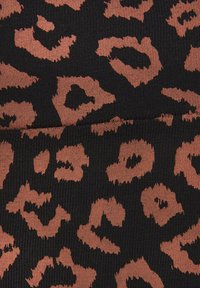 Leopardenmusterstoff mit unregelmäßigen Flecken in verschiedenen Braun- und Beigetönen auf schwarzem Hintergrund; texturiertes RIP-Material.